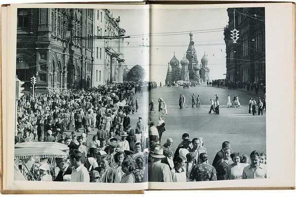 [Москва, увиденная глазами Анри Картье-Брессона]. . Milan: Editeur Robert Delpire (Parigi); Artimport, 1954.